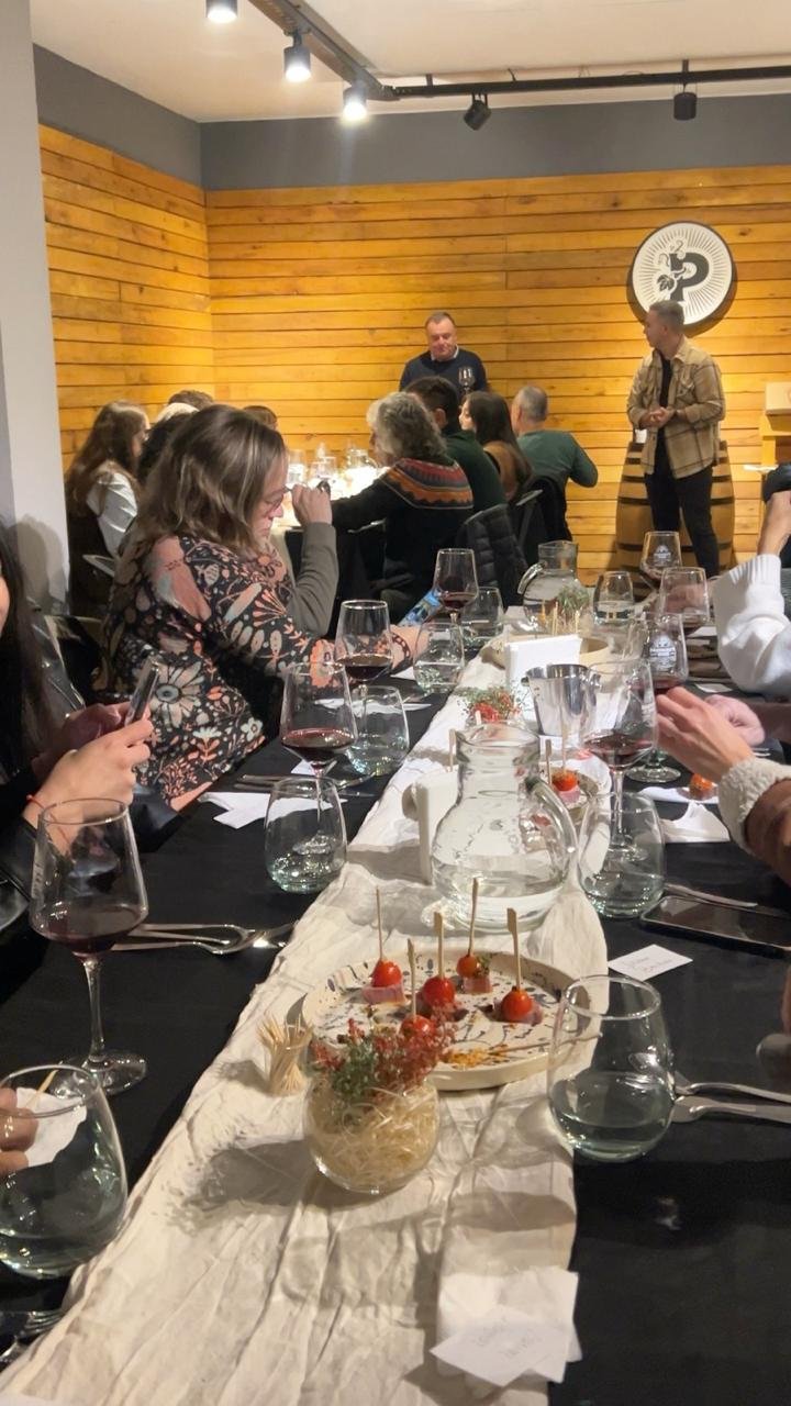 Una degus en la mesa larga de Pámpano's Wine